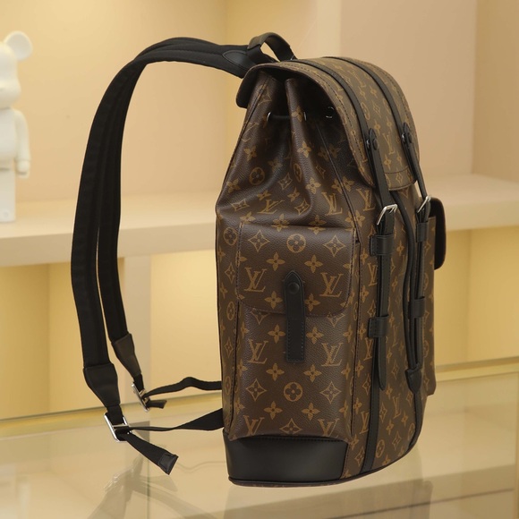 💚 Louis Vuitton Christopher MM Backpack - Picture 2 of 6